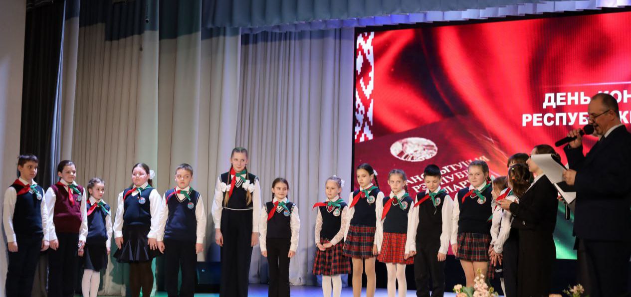 na-torzhestvennom-meropriyatii-v-rtsk-po-sluchayu-dnya-konstitutsii-vrucheny-oktyabryatskie-zvezdoch_2