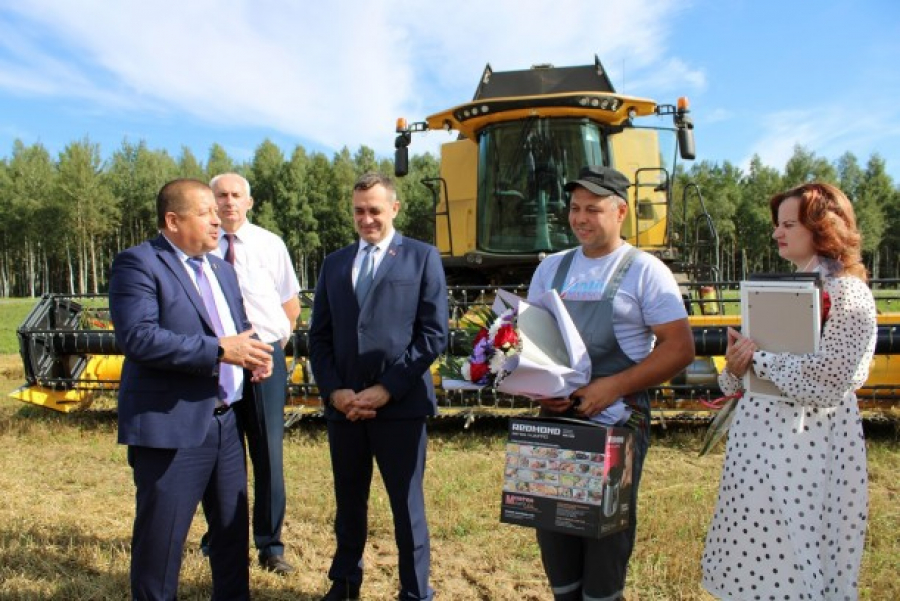 Первым двухтысячником на зерноуборке в Витебской области стал механизатор УП «Рудаково» Валентин Ященко