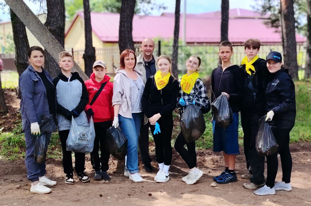 Бешенковичская молодежь очищает природу: вклад в благоустройство поселка