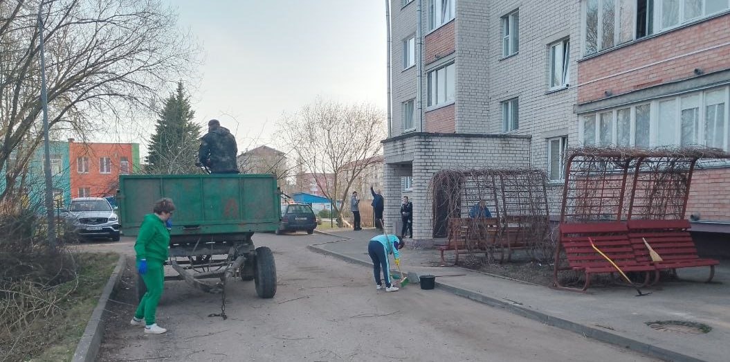 Жители дома №42 по улице Энгельса объединились и навели порядок во дворе